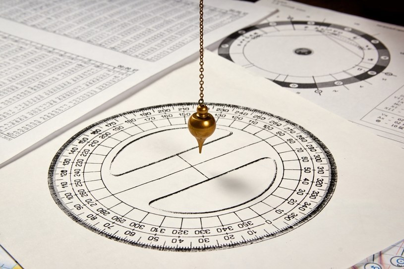 Czym się zajmują i ile zarabiają astrolodzy świadczący usługi dla biznesu? /123RF/PICSEL