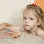 Czym szkodzimy dzieciom podczas ich karmienia?