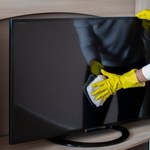 Czym umyć ekran telewizora? Usuń kurz i go nie porysuj