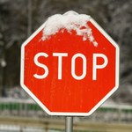 Czym znak STOP różni się od znaku "ustąp pierwszeństwa"?