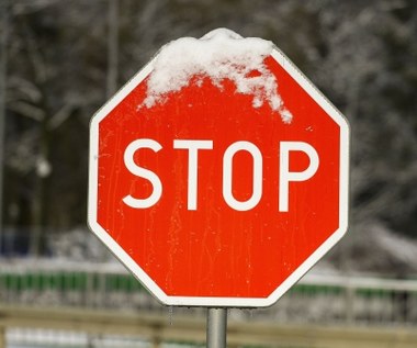 Czym znak STOP różni się od znaku "ustąp pierwszeństwa"?