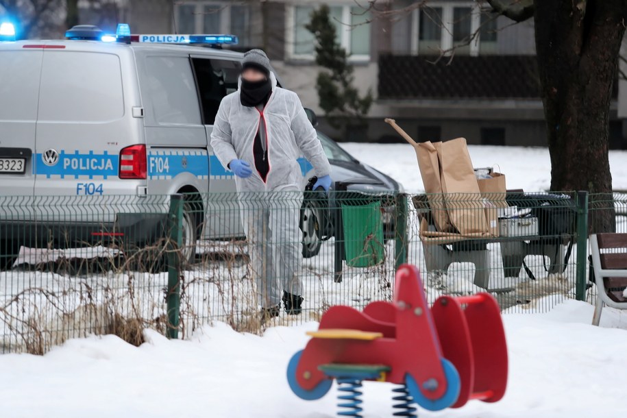 Czynności policyjne na miejscu zdarzenia w pobliżu placu zabaw na łódzkich Bałutach /Roman Zawistowski /PAP