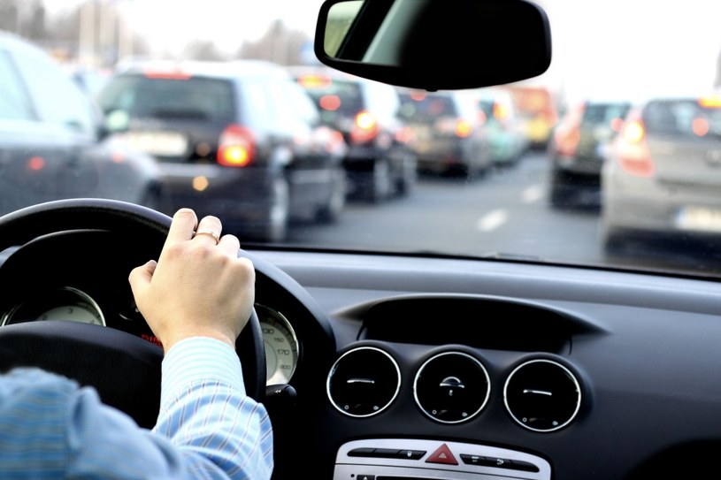 Czysta przednia szyba gwarantuje kierowcy odpowiednią widoczność, a także umożliwia obserwowanie innych uczestników ruchu drogowego. /123rf /123RF/PICSEL