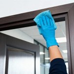 Czysty dom już od progu. Tak wyczyścisz drzwi wejściowe, by były jak nowe