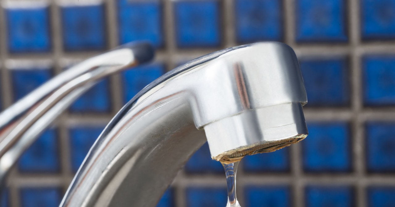 Czyszczenie kranu papierem do pieczenia to sprytny trik, dzięki któremu armatura odzyska blask /123RF/PICSEL