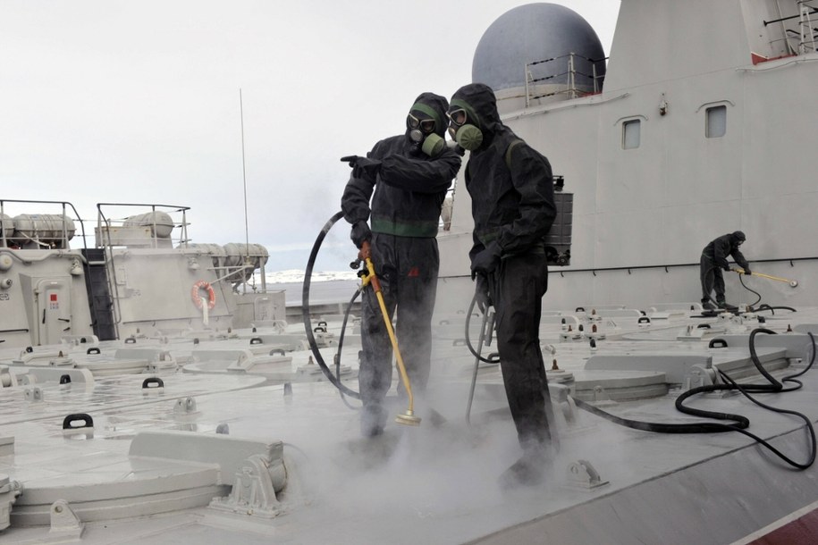 Czyszczenie krążownika stojącego w bazie w Siewieromorsku, zdj. archiwalne /Poolfoto via www.imago-images.de/Imago Stock and People/East New /East News