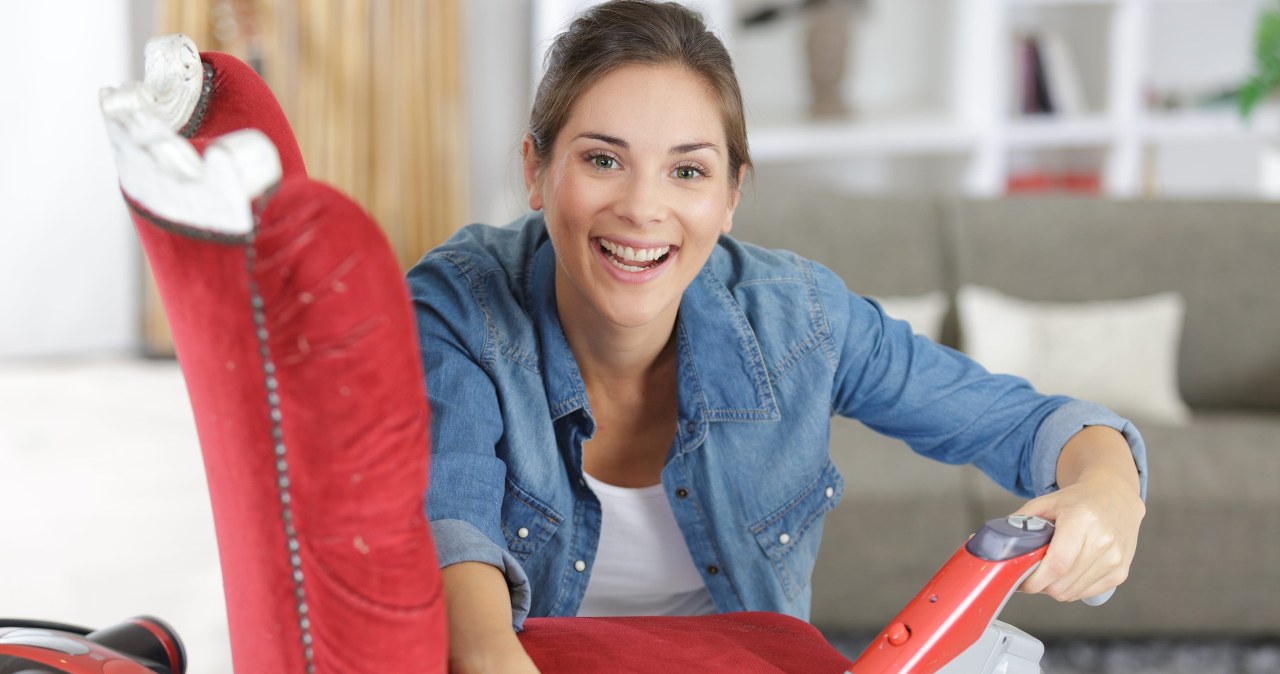 Czyszczenie krzeseł tapicerowanych należy przeprowadzać regularnie. W ten sposób utrzymamy je w dobrym stanie. /Pixel