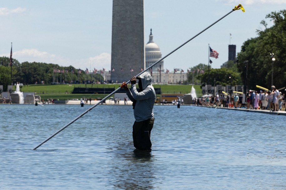 Czyszczenie Lincoln Memorial Reflecting Pool. /ANNA ROSE LAYDEN/Getty AFP/East News /East News