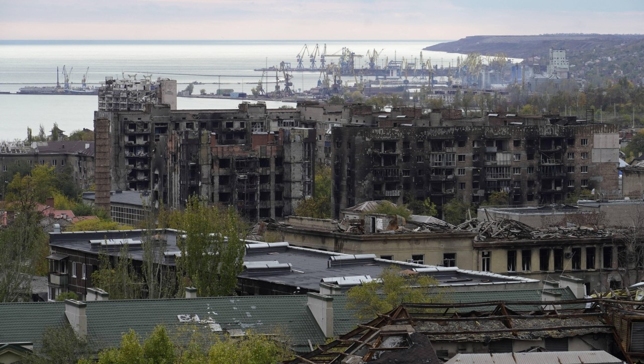 Czyszczenie Mariupola trwa. Rosjanie usuwają zniszczone budynki z map miasta