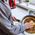 Czyszczenie przypalonej patelni nie musi być trudne. Wystarczy, że wykorzystasz banana 