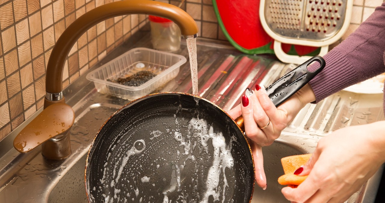 Czyszczenie przypalonej patelni to wyjątkowo wyczerpująca robota. Warto użyć coli, by szybciej pozbyć się zabrudzeń. /Pixel