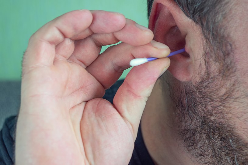 Czyszczenie uszu patyczkami może zwiększyć ryzyko infekcji, ponieważ zalegająca woskowina wprowadzana jest głębiej do przewodu słuchowego /123RF/PICSEL