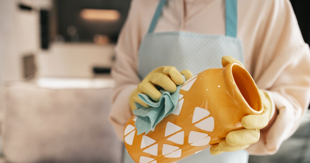 Czyszczenie wazonu wewnątrz może być kłopotliwe. Na szczęście jest na to prosta metoda. /Pixel