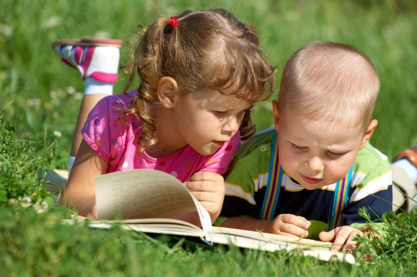 Czytanie książek w wakacje pomaga w powrocie do szkoły /123RF/PICSEL