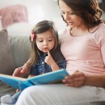 Czytanie małym dzieciom rozwija ich umiejętności językowe