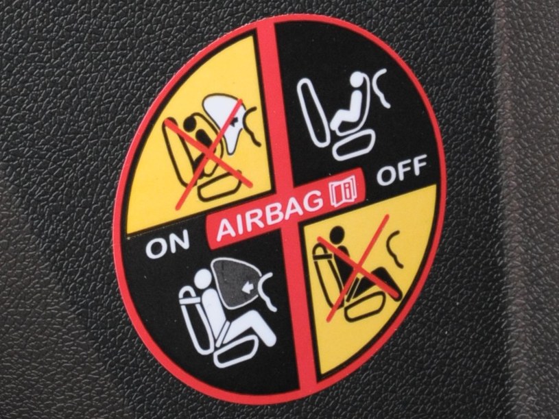 Czytelne etykiety mają przypominać o obowiązku wyłączenia poduszki, jeśli fotelik jest zamontowany na przednim fotelu tyłem do kierunku jazdy. /Motor