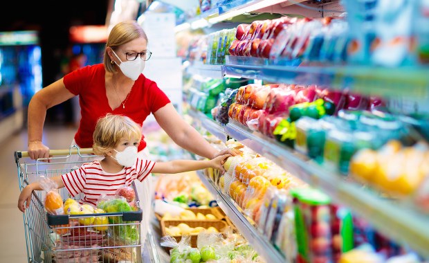 Czytelnia, stacja paliw i zakład pogrzebowy. Tak markety obchodzą zakaz handlu w niedziele