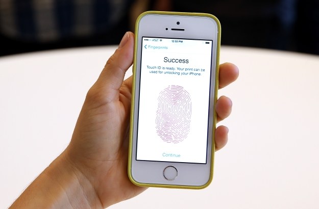 Czytnik linii papilarnych w iPhone 5s /AFP