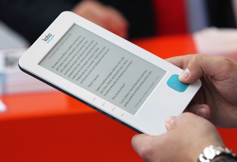 Czytniki e-booków i tablety zwiększają zainteresowanie czytaniem książek /AFP