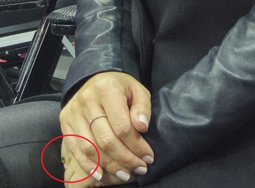 Czyżby to był pierścionek zaręczynowy? /Fotex /Agencja FORUM