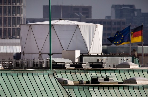 Dach brytyjskiej ambasady w Berlinie /MICHAEL KAPPELER /PAP/EPA