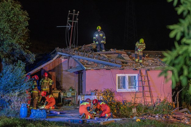 Dach jednego z domów zawalił się w miejscowości Woźniczna /Fotografia Ratownicza Konrad Sikorski /