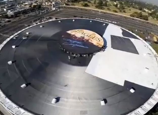 Dach odnowionego The Forum pokrywa replika winylowej płyty "Hotel California" The Eagles /