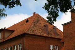 Dach szkoły w Bisztynku zniszczony po gradobiciu