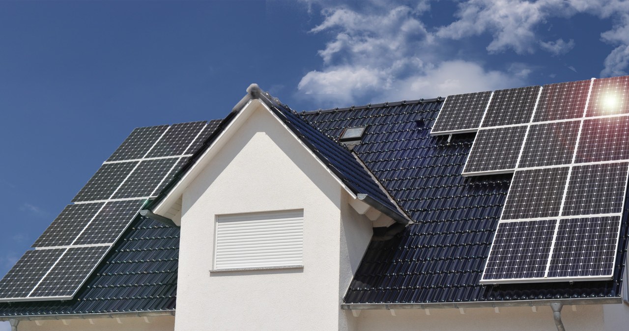 Dach z panelami fotowoltaicznymi. Nasłonecznienie ma znaczenie. /123RF/PICSEL