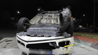 Dachował na stacji paliw. Policja opublikowała nagranie