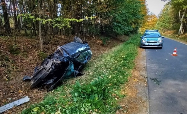 Dachował pijany i pod wpływem narkotyków. Uciekł z miejsca zdarzenia