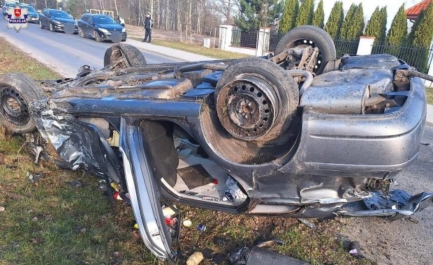 Dachowało auto, w środku 10 nastolatków. Są zarzuty dla 19-latka