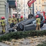 Dachowanie auta osobowego w centrum Szczecina