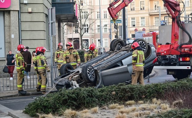 Dachowanie auta osobowego w centrum Szczecina