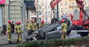 Dachowanie auta osobowego w centrum Szczecina