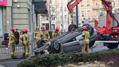 Dachowanie auta osobowego w centrum Szczecina