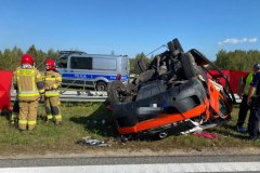 Dachowanie busa na A4 koło Rzeszowa. Dwie osoby nie żyją [FILM]