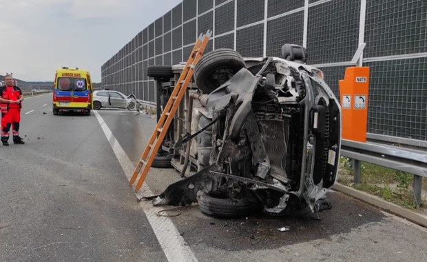 ​Dachowanie i kolizja dwóch aut na A4