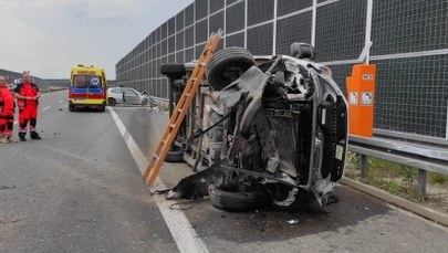 ​Dachowanie i kolizja dwóch aut na A4
