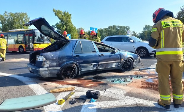 Dachowanie na Wisłostradzie. Auto przeleciało ok. 200 metrów