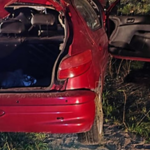 Dachowanie Peugeota po policyjnym pościgu. Z auta wypadło 9 osób
