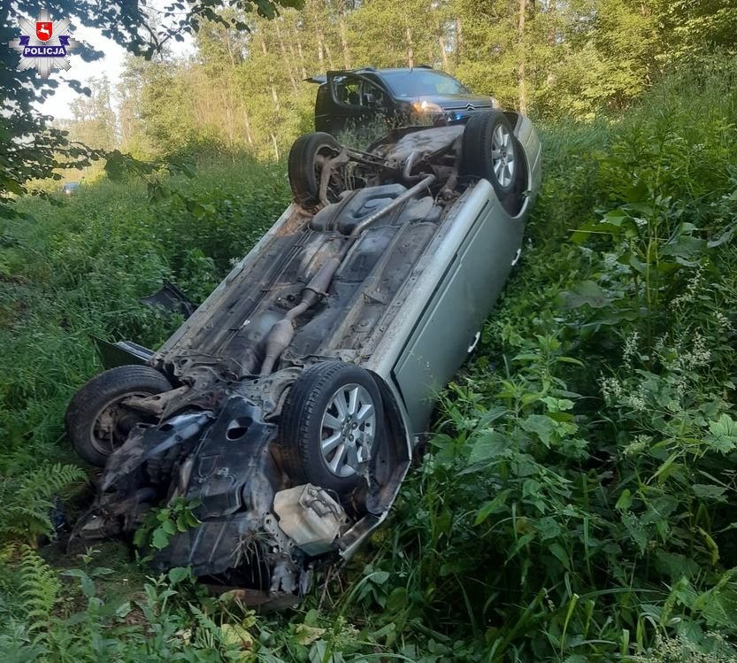 Dachowanie przy DK 48 w Podlodowie /Lubelska Policja /Materiały prasowe