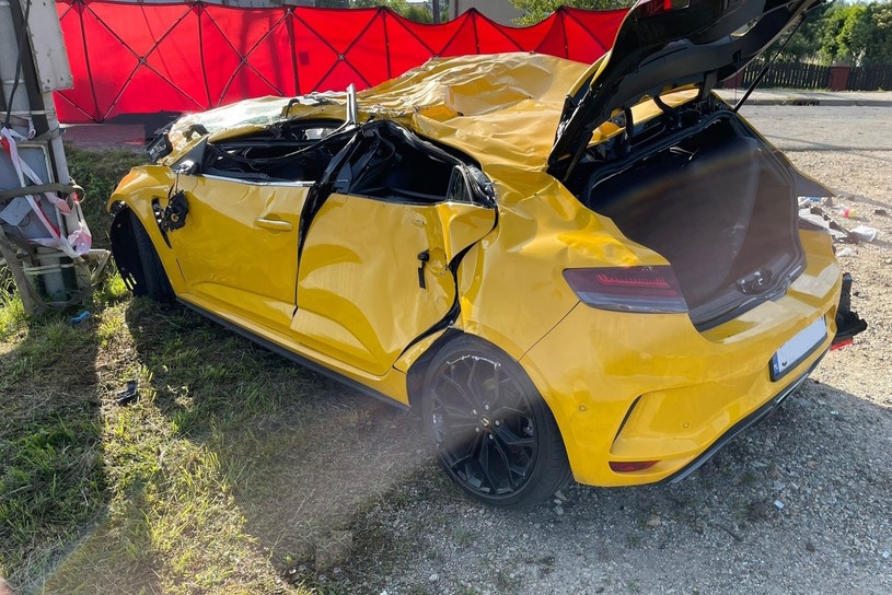 Dachowanie Renault Megane RS pod Oświęcimiem. W wypadku zginęło troje młodych ludzi /Policja