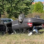 Dachowanie samochodu w Szczecinie. Dwie osoby ranne