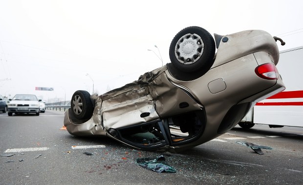 Dachowanie volvo i dwie ofiary śmiertelne w powiecie kieleckim