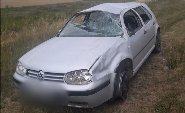 Dachowanie w Tawęcinie. Kierowca zostawił rannych pasażerów i uciekł