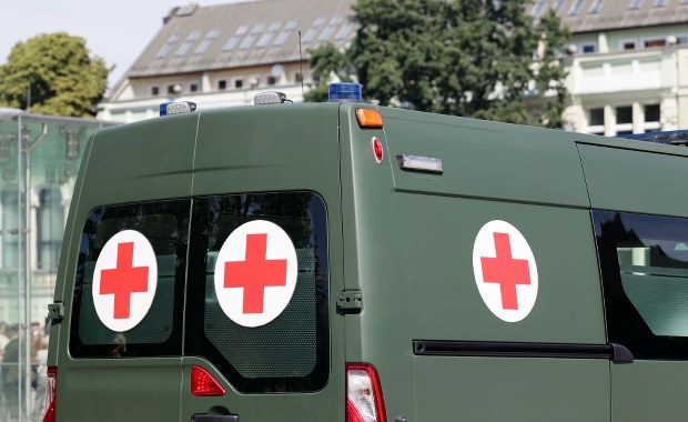 Dachowanie wojskowej karetki. Jedna osoba nie żyje, trzech żołnierzy w szpitalu