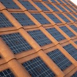 Dachówka fotowoltaiczna - nowy pomysł na odnawialne źródło energii elektrycznej w domu