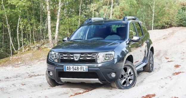 Dacia Duster po liftingu będzie dostępna w nowym kolorze: szarym Comete. /Dacia