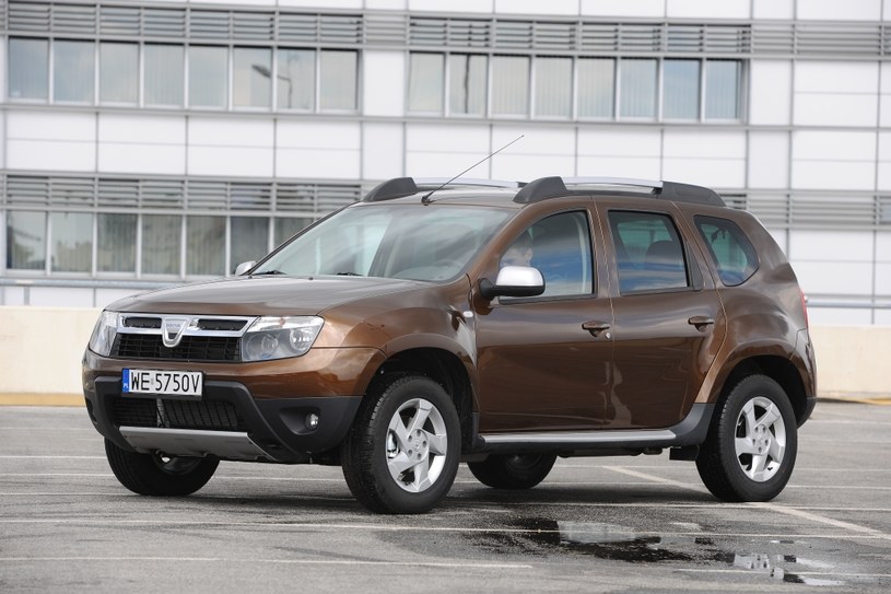 Dacia Duster przed liftingiem. Debiut: 2010 r. W ofercie silnik benzynowy 1.6 16V i diesel o mocy 90 lub 110 KM. Napęd 4x4 można było dokupić w każdej wersji. /Motor